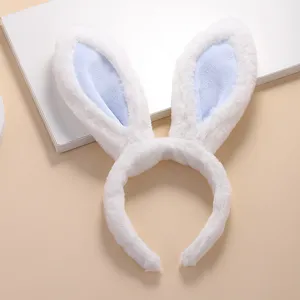 Primer plano detallado de una diadema de orejas de conejo blancas con forro azul.