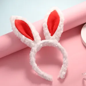 Pluche konijnenoren haarband detail, schattig zacht wit rood haaraccessoire feest.
