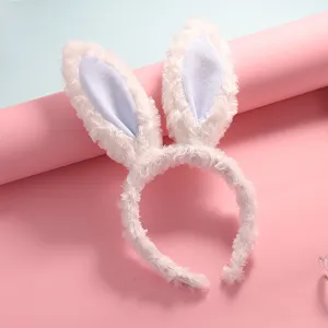 Zachte pluche witte konijnenoren haarband met roze details voor schattige feestoutfits.