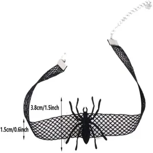 Gedetailleerd overzicht van de zwarte kanten spinnenketting met opvallende hanger.