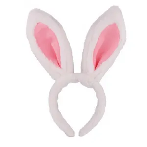 Primer plano detallado de la diadema de orejas de conejo de felpa suave y textura rosa.