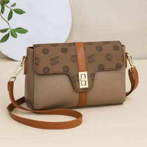Sac bandoulière rétro pour femme en cuir souple avec motif élégant et serrure chic.
