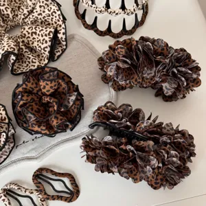 Set di accessori per capelli con stampa leopardata vintage con mollette e elastici per capelli.