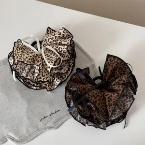Dettaglio elastico per capelli con fiocco leopardato, accessorio in tessuto soffice mod.