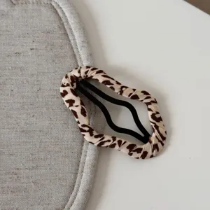 Fermaglio per capelli con stampa leopardata in tessuto per styling quotidiano elegante.