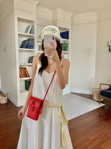 Sac bandoulière rouge en cuir pour téléphone, mini sac à épaule minimaliste pour femmes.