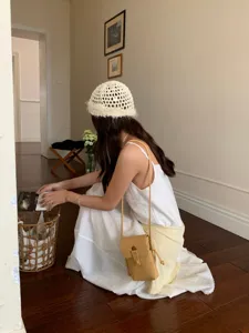 Sac bandoulière mini pour téléphone femme chic et minimaliste, sac souple élégant en cuir.