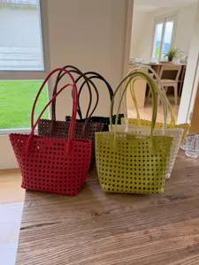Vue détaillée de sacs cabas épaule tressés en cuir synthétique aux coloris variés et élégants.