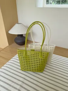 Sac cabas tissé ajouré chic, sac à main en cuir d'été élégant, sac porté épaule élégant.