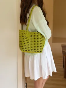Sac cabas d'épaule tissé en cuir vert vif, design ajouré tendance pour la saison d'été.