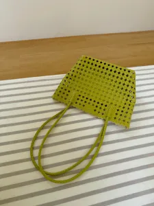 Sac cabas tressé en cuir vert, sac à main ajouré pour femme vacances d'été style décontracté.