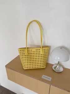 Sac cabas jaune en cuir souple tressé ajouré, élégant sac à épaule pour les vacances.