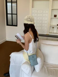 Sac bandoulière minimaliste en cuir chic pour femme, mini sac à main élégant tendance.