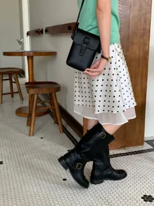 Sac bandoulière minimaliste en cuir noir pour femme, mini sac d'épaule élégant au quotidien.