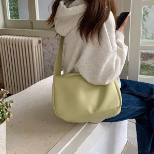 Borsa a tracolla in morbida pelle, tote verde minimalista per uso quotidiano e università.