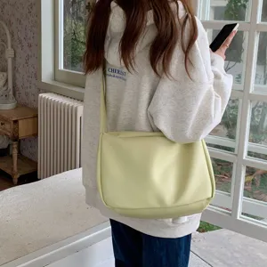Primo piano dettagliato di una borsa a tracolla in vera pelle morbida al chiuso.