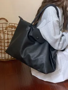 Grosse schwarze PU Leder Shopper Tasche mit Schultergurt und elegantem Umschlag fuer Damen.