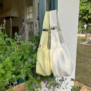 Dettaglio borsa a tracolla in pelle morbida, design minimalista, elegante per stile quotidiano.
