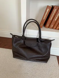 Detailansicht der großen dunkelbraunen Pendler-Tasche in einer hellen und sauberen Umgebung.
