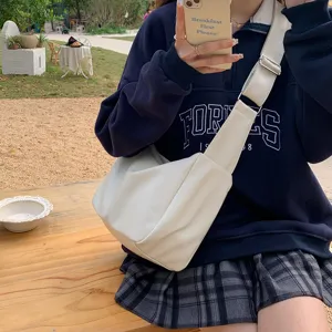 Borsa a tracolla hobo in morbida pelle bianca in dettaglio, con texture liscia e larga.