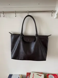 Große braune Pendler-Tasche, stilvolle leichte Handtasche für Reisen und den Alltag.