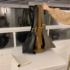 Grande borsa a tracolla morbida e minimalista coreana e tote bag con dettagli di colore.