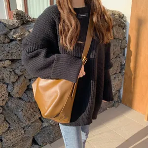 Borsa shopper minimalista in pelle marrone, grande borsa a spalla morbida da donna quotidiana.