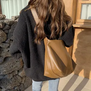 Dettaglio borsa a spalla morbida in pelle minimalista, shopper casual da donna.