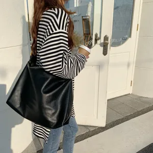 Borsa a tracolla morbida in pelle nera minimalista, grande shopper elegante per donne.