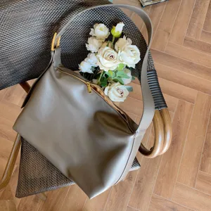 Borsa a tracolla morbida minimalista da donna, grande shopper borsa tote moda dettaglio.