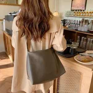 Borsa a tracolla morbida e minimalista da donna, grande capienza shopper e borsa casual.