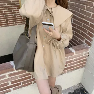 Dettaglio di borsa a spalla morbida minimalista, pelle soffice, accessorio di stile quotidiano.