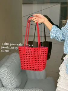 Sac cabas rouge en cuir PU tressé, design panier ajouré, détail de sac à épaule d'été.