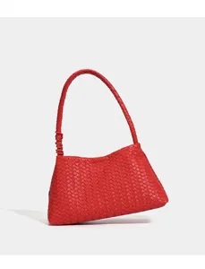 Primo piano della borsa a spalla in pelle intrecciata rossa, che evidenzia la lavorazione.