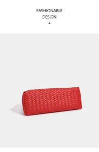 Dettaglio della pochette in pelle intrecciata rossa, squisita fattura, stile minimalista.