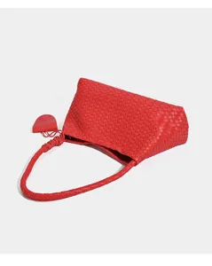 Vista dettagliata della borsa a spalla in pelle intrecciata rossa con trama complessa e manico.