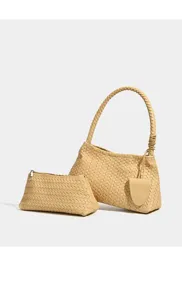 Elegante set di borse a tracolla intrecciate da donna, chic borsa a mano beige e pochette.