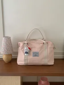 Borsa da viaggio grande da donna, borsone weekender rosa con grazioso ciondolo in peluche.