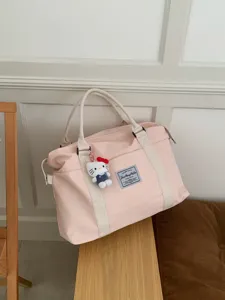 Borsa da viaggio rosa grande con grazioso ciondolo, ideale per brevi viaggi e palestra.