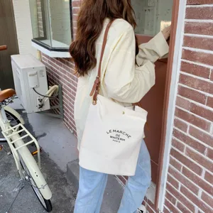 Borsa a secchiello in tela casual con cinturini in pelle marrone per lo stile quotidiano e moda.