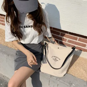 Borsa a tracolla in tela casual e versatile con spallacci uniti, ideale per l'uso quotidiano.