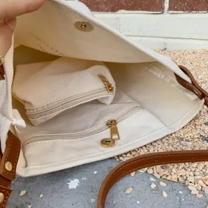 Dettaglio dell'interno della borsa shopper in tela con tasca con zip e pochette.
