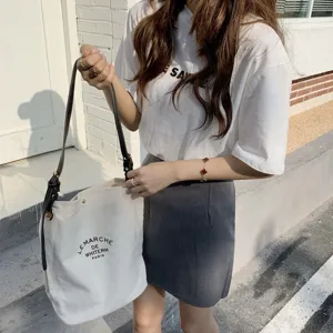 Borsa a tracolla in tela cucita versatile e casual con cinturini in pelle nera stampa.
