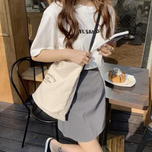 Borsa a tracolla in tela casual dettaglio che mostra tessuto elegante e look quotidiano.