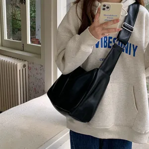 Elegante borsa a tracolla nera in ecopelle morbida da donna, design casual per tutti i giorni.