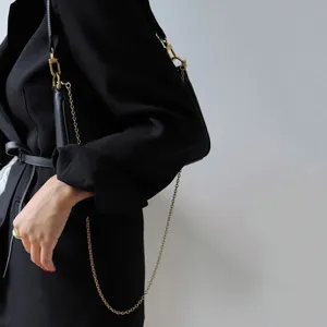 Minimalistische schwarze Umhängetasche Damen Baguette Handtasche mit goldener Kette