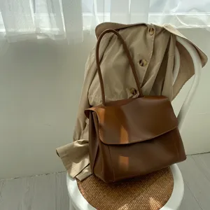 Vintage large-capacity brown leather shoulder bag detail shot, simple and versatile tote style.