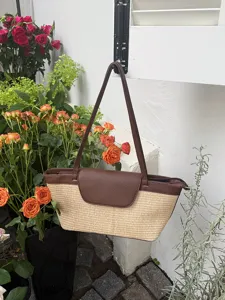 Dettaglio borsa a spalla in paglia vintage francese, elegante finitura in pelle.