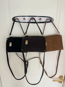 Nahaufnahme Detailansicht von Retro PU Leder Damen quadratischen Umhängetaschen Trio.