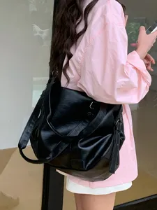 Detailed view of the black leather slouchy tote bag, large capacity shoulder bag showing texture.